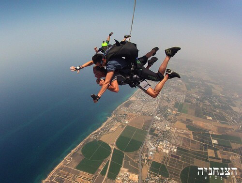 הצנחניה שמרת - צניחה חופשית
