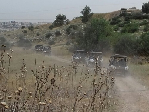 בעקבות השטח