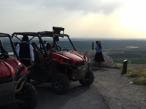 בעקבות השטח