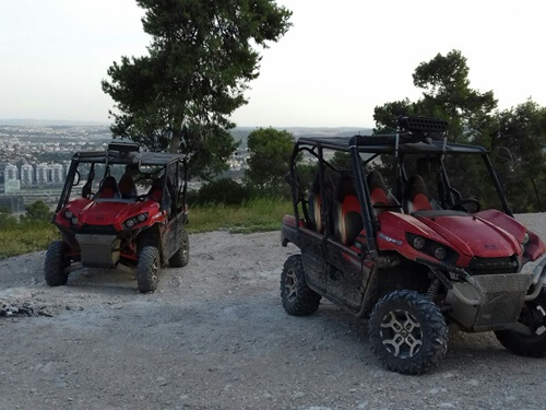 בעקבות השטח