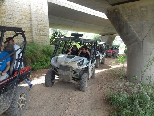 בעקבות השטח