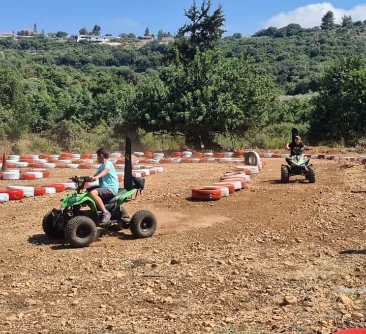 טרקטורונים בין הנחלים