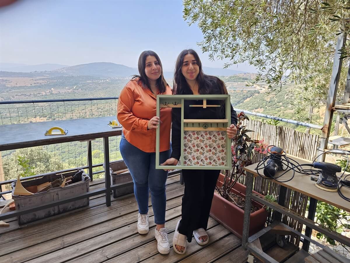 בריבוע סדנאות נגרות מול הנוף