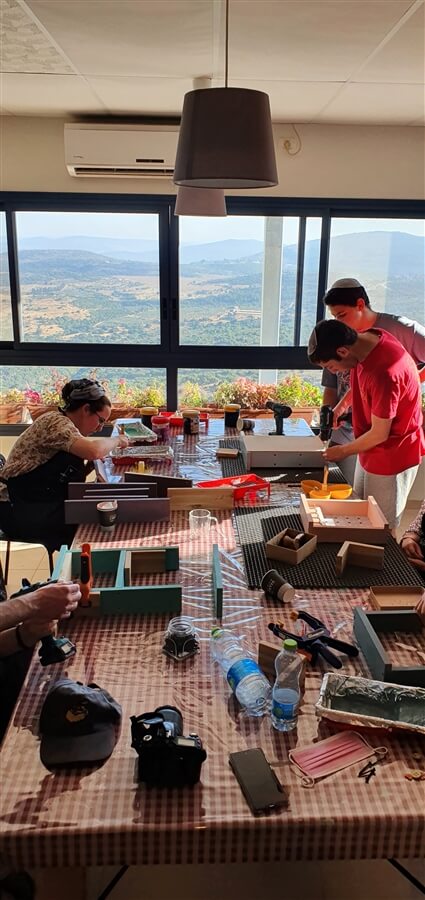 בריבוע סדנאות נגרות מול הנוף