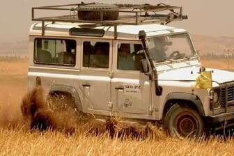 תמונה של ג'יפ בכפר