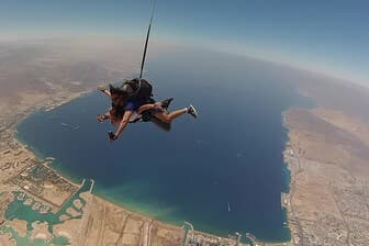 תמונה של צניחה חופשית באילת