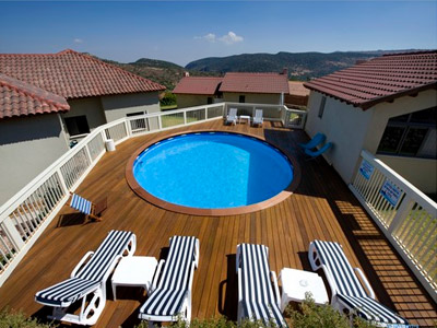 אתי על הגבעה