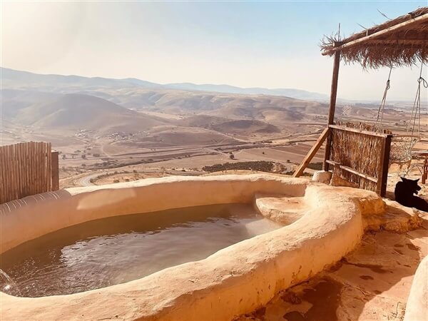 על הנוף - בקתה מאדמה