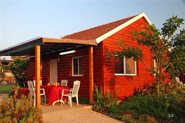 בקתה מול השקיעה 