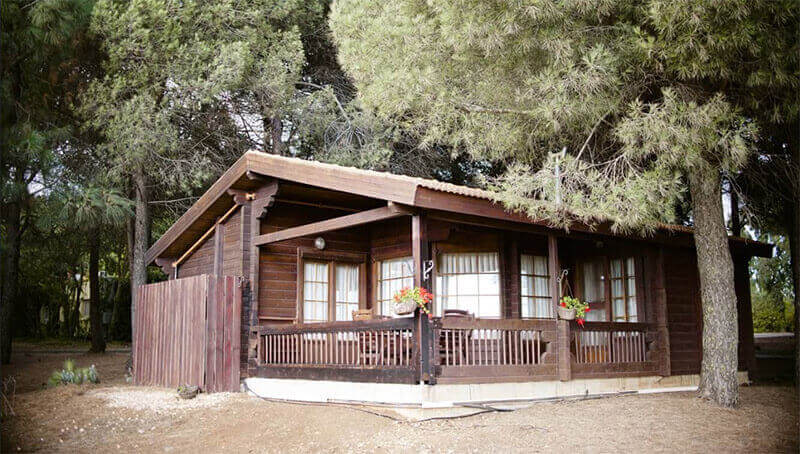 בקתות עץ כפריות ומבודדות