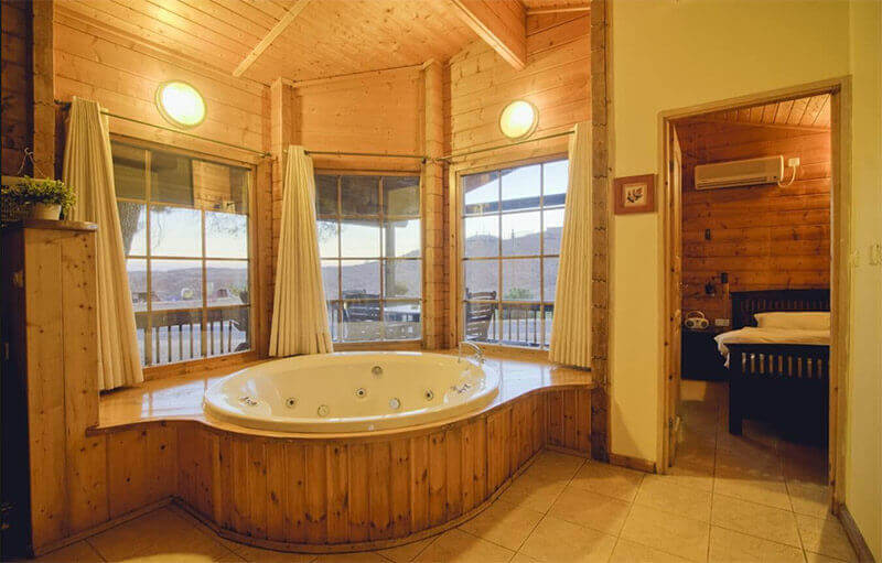 הג'קוזי ממוקם מול הנוף