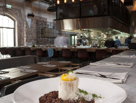 ריזוטו יין אדום ושפונדרה, מח עצם וחלמון, מסעדת קלארו. צלם: איליה מלניקוב