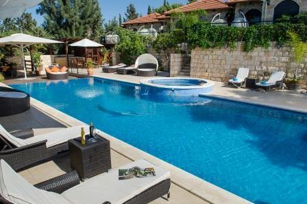 פותחים עונה בצימרים: 10 בריכות שחייה שוות