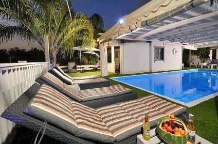 לא רק בקיץ: צימרים עם בריכות שיחממו לכם את החורף