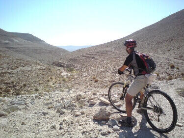 שני גלגלים ורוכבים בשבילים