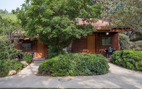 פינת חמד קיבוצית - זהר בדשא