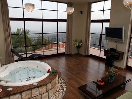 צימר אדום לבן: על גג העולם