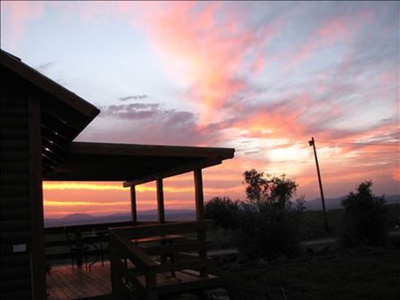 נופש בבקתה מול שקיעה