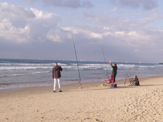 דייגים בחוף ים