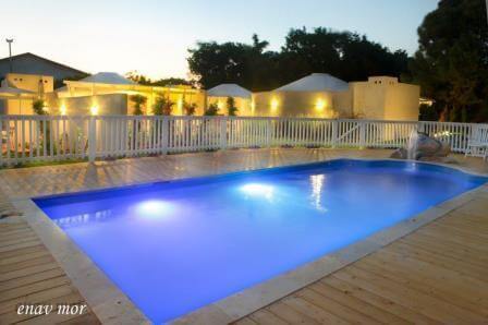 ויש גם בריכה, צילום עינב מור