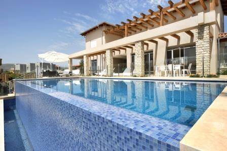 וילה מרווחת ומעוצבת ובריכה ענקית, צילום רועי חן