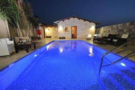 מיטות שיזוף סביב, אהבה בכפר