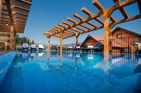 מתחם כפרי ובריכה מפנקת, צילום אלברט אדוט