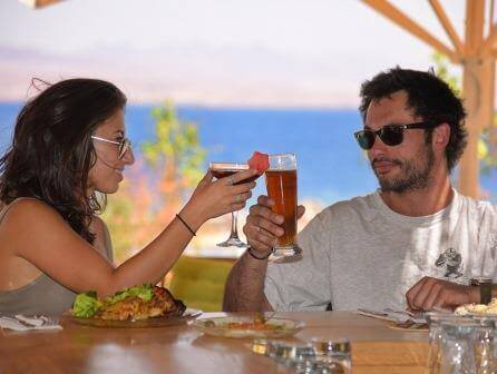 על הבר בקולוניה