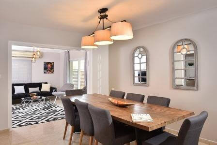 פינת אוכל ומטבח מותאם, בתמונה הסוויטה היווניה