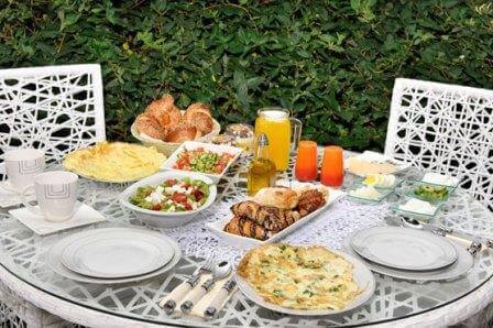 ארוחת בוקר כשרה, בתמונה חלון לנוף