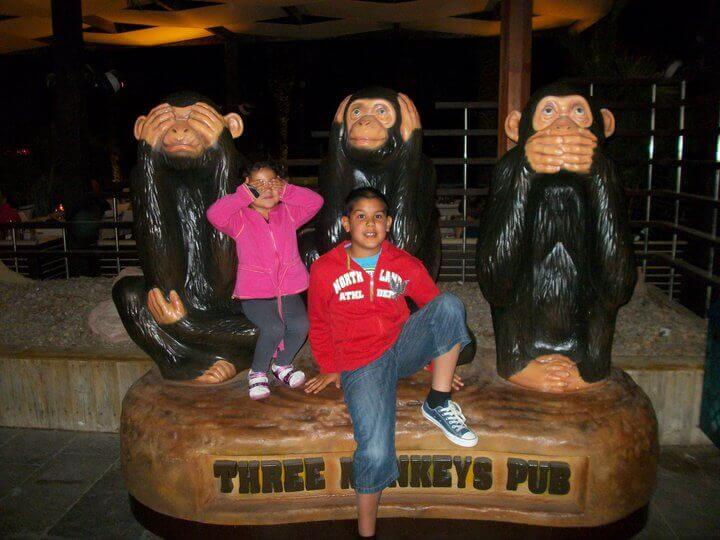 בתמונה: כניסה לפאב המאנק</div>
        <div id=