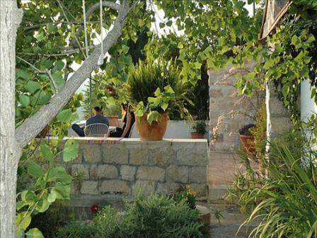 סמטאות וחצרות בעין כרם, בתמונה חצר בית לואר