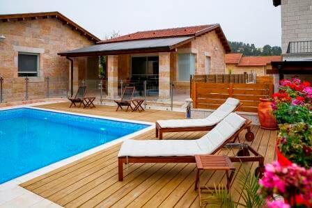 אודם האלה, מתחם אירוח יוקרתי