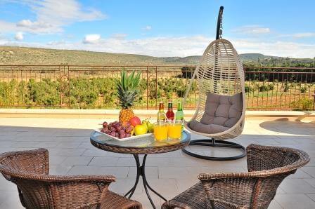 מרפסת המשקיפה אל הנוף