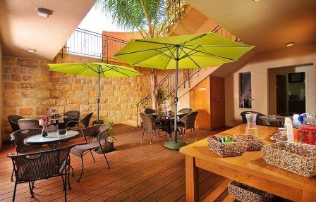 חצר מרווחת לארוחת הבוקר