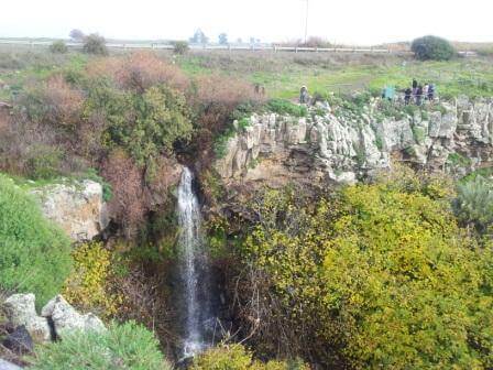 מפלים זורמים סביב