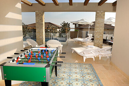 חצר עם משחקי שולחן ושאר פעילויות