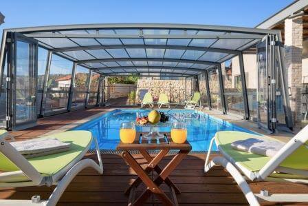 בריכה מחוממת לימי החורף, בתמונה: מלכי האוס