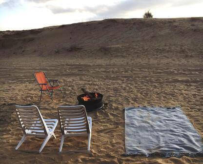 עם נוף מדברי מרהיב, בתמונה: צ'רי וואן