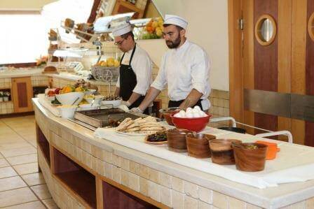 צוות המטבח במלון ענבר