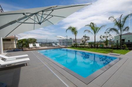 הבריכה והנוף, אי אפשר להישאר אדישים (צילום אלברט אדוט)