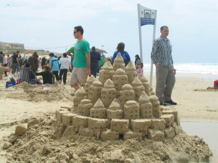 בונים בחול על החוף (צילום יח"צ)