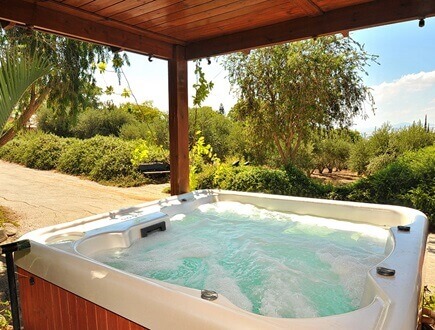 ג'קוזי תחת כיפת השמיים