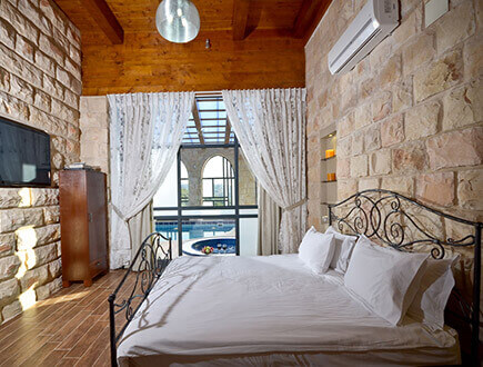 בריכת פרטית בחלל הסוויטה