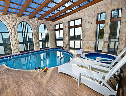 מי צריך לצאת מהחדר. המקום