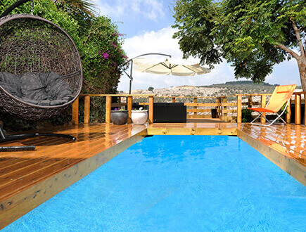 בריכת שחיה עם נוף גלילי. אורבן