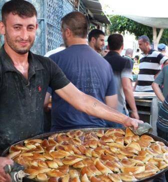 ההכנות לסעודת הערב מתחילות כבר בצהרי היום