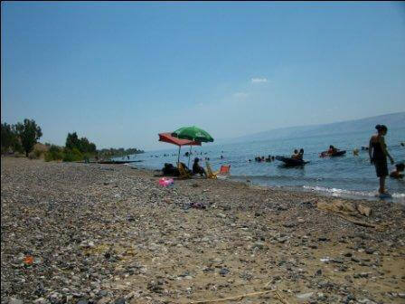 הקירבה לחופי הכנרת (צילום דנה נמדר)