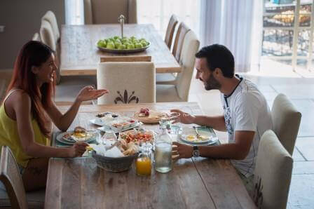 ארוחת בוקר בפינת האוכל בלובי המלון, צילום גלעד רדט