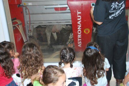 בזכות הטכנולוגיה, רפת רובוטית (צילום יח"צ)